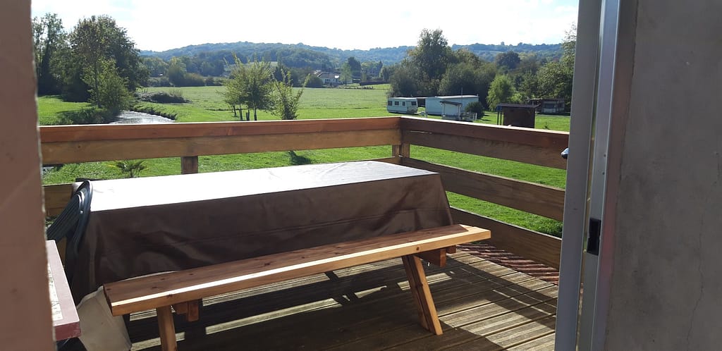 Terrasse vue sur canal et camping