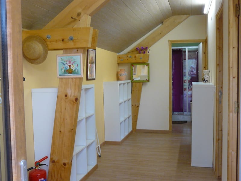 couloir qui désert les 3 chambres